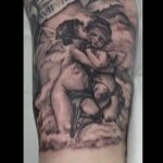 Realistic kissing cherubs in black and grey